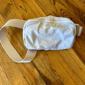 Lululemon everywhere belt bag extended belt -white